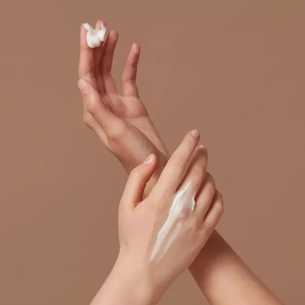 Beautiful and well-groomed hands are our calling card. However, we often only remember to take care of them when problems arise. Dry skin on the hands is not just an aesthetic discomfort. In many cases, it signals a disruption in the protective barrier of the epidermis or even internal changes in the body. In this article, we will look at why this problem can arise, what factors influence it, and what to do when the skin on your hands is very dry.