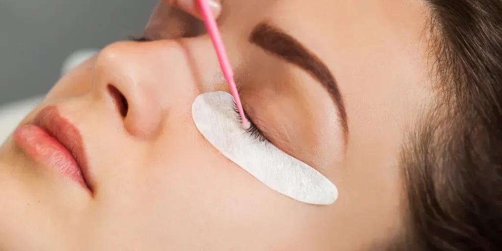 Конечно, сделать взгляд более выразительным можно с помощью декоративной косметики. Однако сегодня все больше женщин выбирают наращивание ресниц — процедуру, которая мгновенно придает им длину, густоту и объем без использования туши. Но иногда случаются ситуации, когда наращенные ресницы нужно снять.